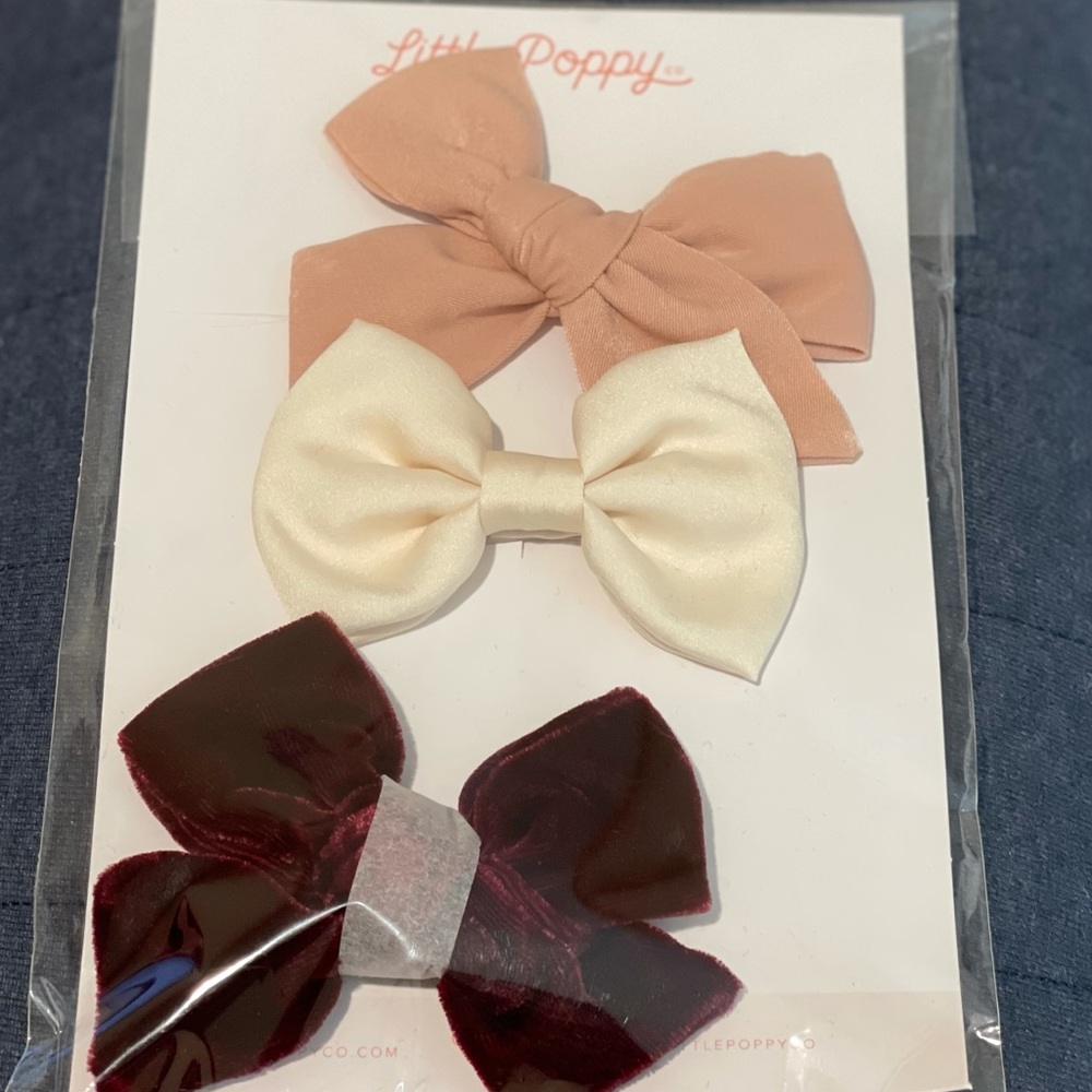 Brand new Little Poppy bow set three pieces